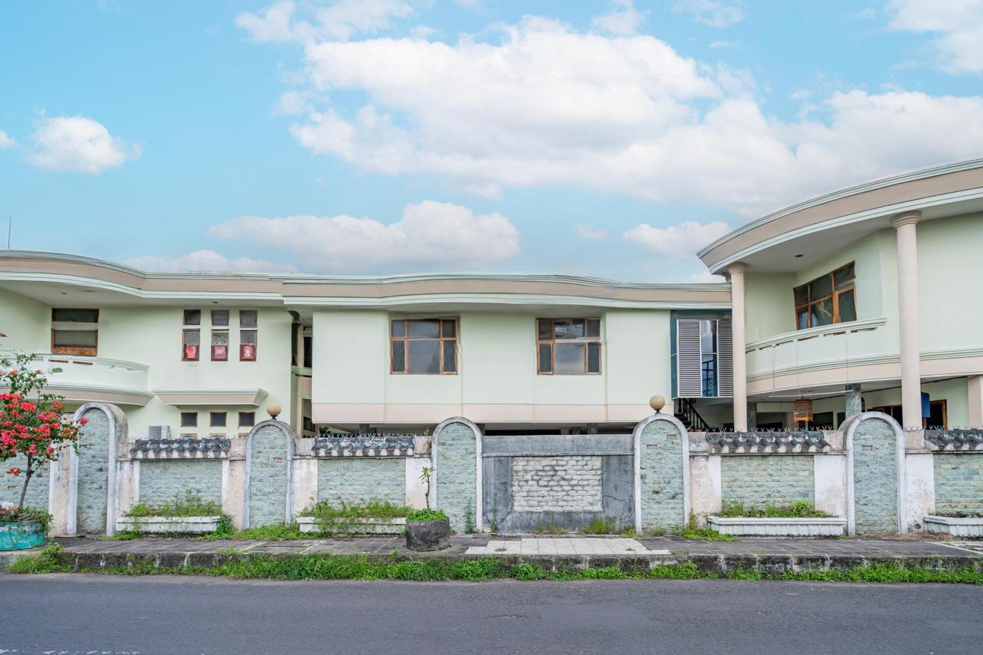 Collection O Tasikmalaya Near Stadium Wiradadaha Formerly Hotel Abadi Exterior foto